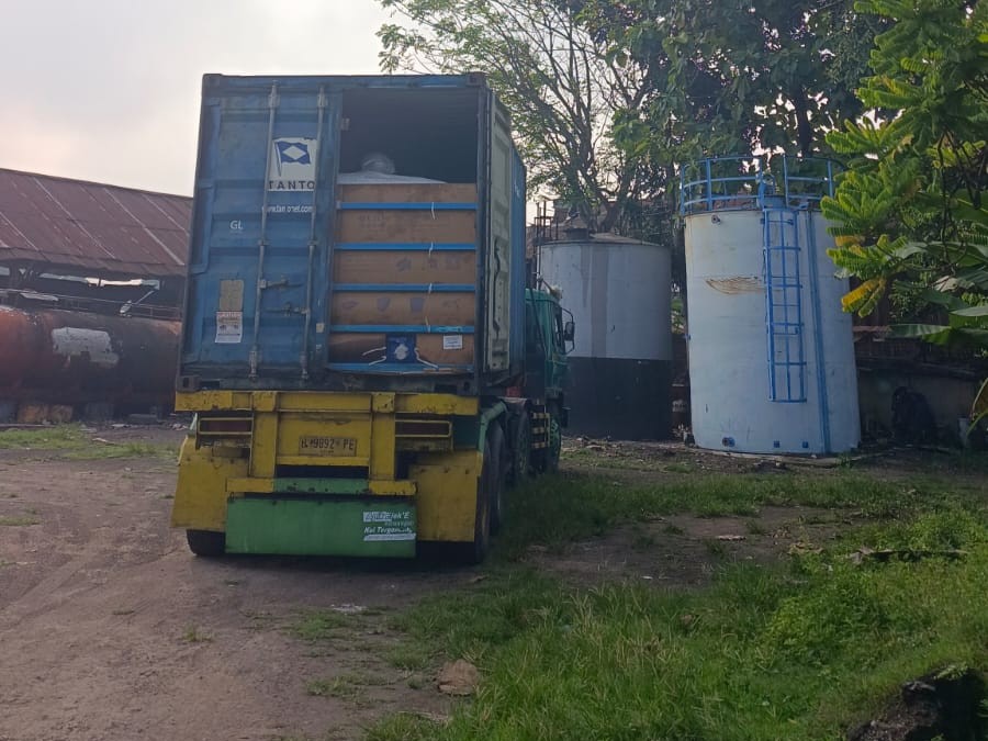 Kendaraan tiba di gudang
